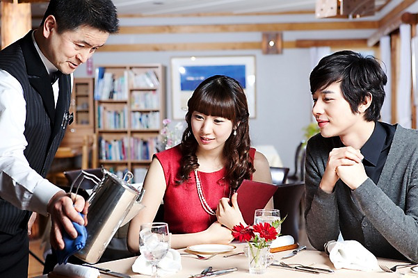 포토 JPG 해외기획촬영 접시 커플 여자 남자 꽃 행복 감정 음식 액자 의자 데이트 2010년일본 식탁 탁자 주전자 잔 책장 실내 사랑 미소 웃음 사람 앉기 동양인 이벤트 상반신 앞모습 컵 세명 물 식당 레스토랑 식사 다정 커튼 분위기 붓기 종업원 웨이터 직원 외식 국내포토 자연요소 식물 직업 식기 뷰포인트 가구 컨셉 관계 모션 주방용품 표정 인종 내부 상점 파일형식