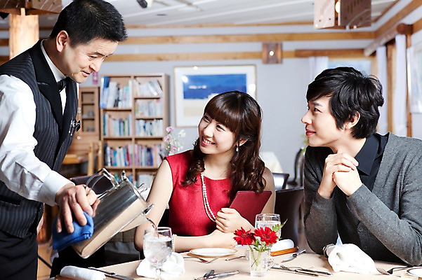 포토 JPG 해외기획촬영 접시 커플 여자 남자 꽃 행복 감정 음식 액자 의자 데이트 2010년일본 식탁 탁자 주전자 잔 책장 실내 사랑 미소 웃음 사람 앉기 동양인 이벤트 상반신 옆모습 컵 세명 물 식당 레스토랑 식사 다정 커튼 분위기 붓기 종업원 웨이터 직원 외식 국내포토 자연요소 식물 직업 식기 뷰포인트 가구 컨셉 관계 모션 주방용품 표정 인종 내부 상점 파일형식