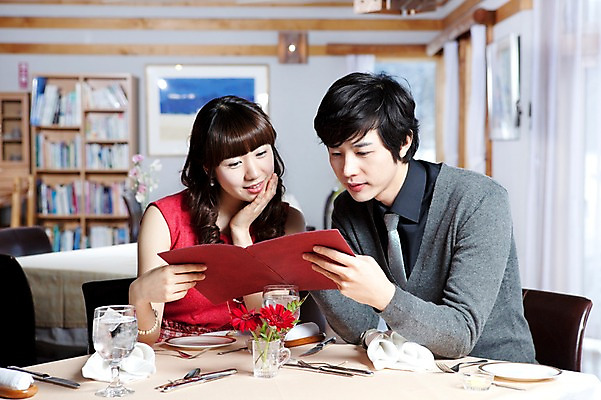 포토 JPG 해외기획촬영 접시 커플 여자 남자 꽃 행복 감정 음식 액자 의자 데이트 2010년일본 식탁 탁자 잔 책장 실내 사랑 미소 웃음 사람 앉기 동양인 이벤트 상반신 두명 앞모습 컵 식당 레스토랑 식사 다정 커튼 분위기 메뉴 메뉴판 주문 외식 국내포토 식물 식기 뷰포인트 가구 컨셉 관계 모션 표정 인종 내부 상점 파일형식