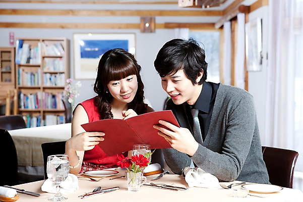 포토 JPG 해외기획촬영 접시 커플 여자 남자 꽃 행복 감정 음식 액자 의자 데이트 2010년일본 식탁 탁자 잔 책장 실내 사랑 미소 웃음 사람 앉기 동양인 이벤트 상반신 두명 앞모습 컵 식당 레스토랑 식사 다정 커튼 분위기 메뉴 메뉴판 주문 외식 국내포토 식물 식기 뷰포인트 가구 컨셉 관계 모션 표정 인종 내부 상점 파일형식