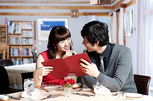 포토 JPG 해외기획촬영 접시 커플 응시 여자 남자 꽃 행복 감정 음식 액자 의자 데이트 2010년일본 식탁 탁자 잔 책장 실내 사랑 미소 웃음 사람 앉기 동양인 이벤트 상반신 두명 앞모습 컵 마주보기 식당 레스토랑 식사 다정 커튼 분위기 메뉴 메뉴판 주문 외식 국내포토 식물 식기 시선 뷰포인트 가구 컨셉 관계 모션 표정 인종 내부 상점 파일형식