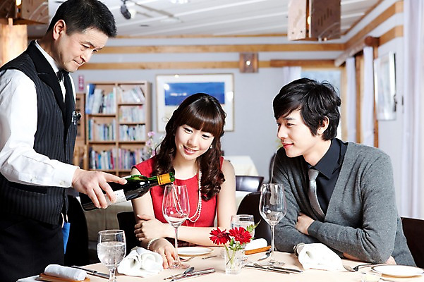 포토 JPG 해외기획촬영 접시 커플 여자 남자 꽃 행복 감정 음식 액자 술잔 의자 데이트 2010년일본 식탁 탁자 잔 책장 실내 사랑 미소 웃음 사람 앉기 동양인 이벤트 상반신 옆모습 컵 세명 식당 레스토랑 와인 식사 다정 커튼 분위기 붓기 종업원 웨이터 직원 외식 국내포토 식물 직업 식기 뷰포인트 가구 컨셉 관계 모션 주류 표정 인종 내부 상점 파일형식