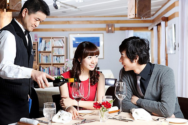 포토 JPG 해외기획촬영 접시 커플 응시 여자 남자 꽃 행복 감정 음식 액자 술잔 의자 데이트 2010년일본 식탁 탁자 잔 책장 실내 사랑 미소 웃음 사람 앉기 동양인 이벤트 상반신 옆모습 컵 세명 마주보기 식당 레스토랑 와인 식사 다정 커튼 분위기 붓기 종업원 웨이터 직원 외식 국내포토 식물 직업 식기 시선 뷰포인트 가구 컨셉 관계 모션 주류 표정 인종 내부 상점 파일형식