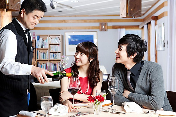 포토 JPG 해외기획촬영 접시 커플 여자 남자 꽃 행복 감정 음식 액자 술잔 의자 데이트 2010년일본 식탁 탁자 잔 책장 실내 사랑 미소 웃음 사람 앉기 동양인 이벤트 상반신 옆모습 컵 세명 식당 레스토랑 와인 식사 다정 커튼 분위기 붓기 종업원 웨이터 직원 외식 국내포토 식물 직업 식기 뷰포인트 가구 컨셉 관계 모션 주류 표정 인종 내부 상점 파일형식