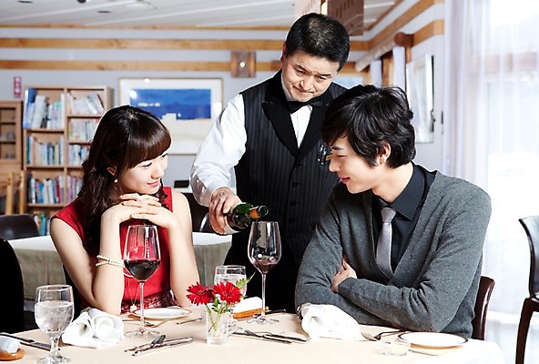 포토 JPG 해외기획촬영 접시 커플 여자 남자 꽃 행복 감정 음식 액자 술잔 의자 데이트 2010년일본 식탁 탁자 잔 책장 실내 사랑 미소 웃음 사람 앉기 동양인 이벤트 상반신 옆모습 컵 세명 식당 레스토랑 와인 식사 다정 커튼 분위기 붓기 종업원 웨이터 직원 외식 국내포토 식물 직업 식기 뷰포인트 가구 컨셉 관계 모션 주류 표정 인종 내부 상점 파일형식