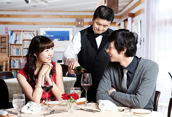 포토 JPG 해외기획촬영 접시 커플 응시 여자 남자 꽃 행복 감정 음식 액자 술잔 의자 데이트 2010년일본 식탁 탁자 잔 책장 실내 사랑 미소 웃음 사람 앉기 동양인 이벤트 상반신 옆모습 컵 세명 마주보기 식당 레스토랑 와인 식사 다정 커튼 분위기 붓기 종업원 웨이터 직원 외식 국내포토 식물 직업 식기 시선 뷰포인트 가구 컨셉 관계 모션 주류 표정 인종 내부 상점 파일형식