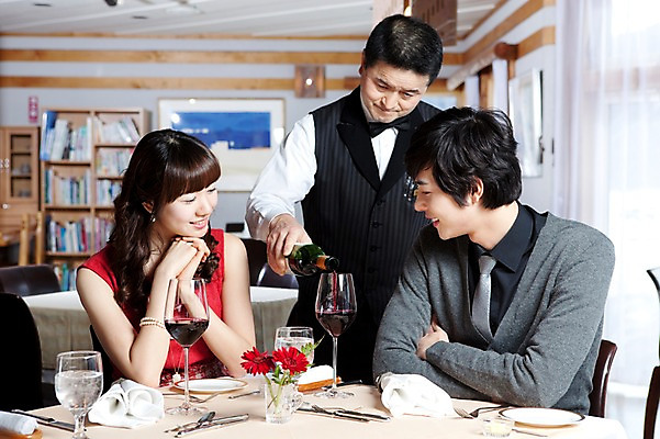 포토 JPG 해외기획촬영 접시 커플 여자 남자 꽃 행복 감정 음식 액자 술잔 의자 데이트 2010년일본 식탁 탁자 잔 책장 실내 사랑 미소 웃음 사람 앉기 동양인 이벤트 상반신 옆모습 컵 세명 식당 레스토랑 와인 식사 다정 커튼 분위기 붓기 종업원 웨이터 직원 외식 국내포토 식물 직업 식기 뷰포인트 가구 컨셉 관계 모션 주류 표정 인종 내부 상점 파일형식