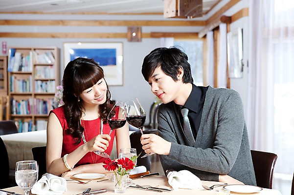 포토 JPG 해외기획촬영 접시 커플 여자 남자 꽃 행복 감정 음식 액자 술잔 의자 데이트 2010년일본 식탁 탁자 잔 책장 실내 사랑 미소 웃음 사람 앉기 동양인 이벤트 상반신 두명 앞모습 컵 식당 레스토랑 와인 식사 다정 커튼 분위기 건배 외식 국내포토 식물 식기 뷰포인트 가구 컨셉 관계 모션 주류 표정 인종 내부 상점 파일형식