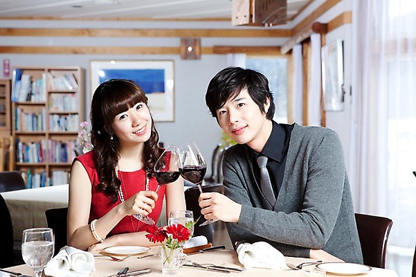 포토 JPG 해외기획촬영 접시 커플 여자 남자 꽃 행복 감정 음식 액자 술잔 의자 데이트 2010년일본 식탁 탁자 잔 책장 실내 사랑 미소 웃음 사람 앉기 동양인 이벤트 상반신 두명 앞모습 컵 식당 레스토랑 와인 식사 다정 커튼 분위기 건배 외식 국내포토 식물 식기 뷰포인트 가구 컨셉 관계 모션 주류 표정 인종 내부 상점 파일형식