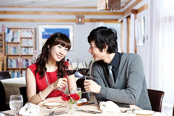 포토 JPG 해외기획촬영 접시 커플 응시 여자 남자 꽃 행복 감정 음식 액자 술잔 의자 데이트 2010년일본 식탁 탁자 잔 책장 실내 사랑 미소 웃음 사람 앉기 동양인 이벤트 상반신 두명 앞모습 컵 식당 레스토랑 와인 식사 다정 커튼 분위기 건배 외식 국내포토 식물 식기 시선 뷰포인트 가구 컨셉 관계 모션 주류 표정 인종 내부 상점 파일형식