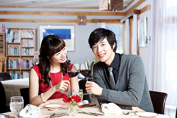 포토 JPG 해외기획촬영 접시 커플 여자 남자 꽃 행복 감정 음식 액자 술잔 의자 데이트 2010년일본 식탁 탁자 잔 책장 실내 사랑 미소 웃음 사람 앉기 동양인 이벤트 상반신 두명 앞모습 컵 식당 레스토랑 와인 식사 다정 커튼 분위기 건배 외식 국내포토 식물 식기 뷰포인트 가구 컨셉 관계 모션 주류 표정 인종 내부 상점 파일형식