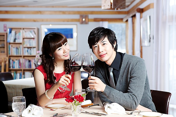 포토 JPG 해외기획촬영 접시 커플 여자 남자 꽃 행복 감정 음식 액자 술잔 의자 데이트 2010년일본 식탁 탁자 잔 책장 실내 사랑 미소 웃음 사람 앉기 동양인 이벤트 상반신 두명 앞모습 컵 식당 레스토랑 와인 식사 다정 커튼 분위기 건배 외식 국내포토 식물 식기 뷰포인트 가구 컨셉 관계 모션 주류 표정 인종 내부 상점 파일형식