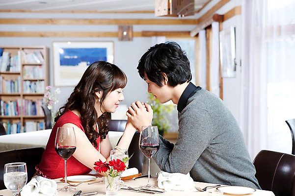 포토 JPG 해외기획촬영 접시 커플 여자 남자 꽃 행복 감정 음식 액자 술잔 의자 데이트 2010년일본 식탁 탁자 잔 책장 실내 사랑 미소 웃음 사람 앉기 동양인 이벤트 상반신 두명 옆모습 컵 마주보기 식당 레스토랑 와인 눈감음 손잡기 식사 다정 기도 커튼 분위기 맹세 외식 국내포토 식물 식기 뷰포인트 가구 컨셉 관계 모션 주류 표정 인종 내부 상점 결심 파일형식