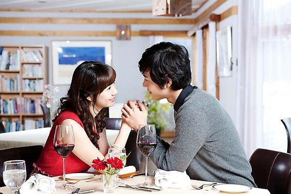 포토 JPG 해외기획촬영 접시 커플 여자 남자 꽃 행복 감정 음식 액자 술잔 의자 데이트 2010년일본 식탁 탁자 잔 책장 실내 사랑 미소 웃음 사람 앉기 동양인 이벤트 상반신 두명 옆모습 컵 마주보기 식당 레스토랑 와인 손잡기 식사 다정 기도 커튼 분위기 맹세 외식 국내포토 식물 식기 뷰포인트 가구 컨셉 관계 모션 주류 표정 인종 내부 상점 결심 파일형식