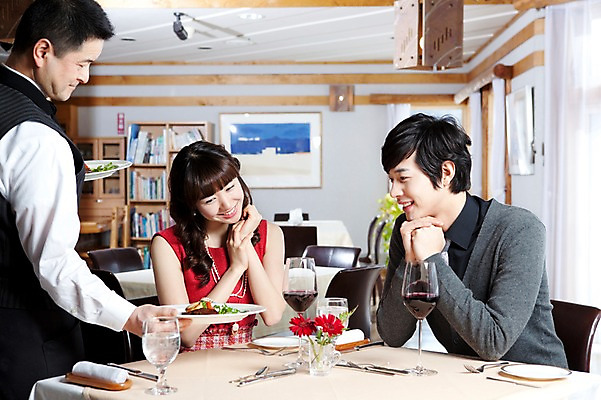 포토 JPG 해외기획촬영 접시 커플 여자 남자 꽃 행복 감정 음식 액자 술잔 의자 데이트 2010년일본 식탁 탁자 잔 책장 실내 사랑 스테이크 미소 웃음 사람 앉기 동양인 이벤트 상반신 앞모습 컵 세명 식당 레스토랑 와인 식사 다정 커튼 분위기 종업원 웨이터 직원 서빙 외식 국내포토 식물 직업 식기 뷰포인트 가구 컨셉 관계 모션 주류 서양음식 표정 인종 내부 상점 파일형식