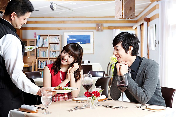 포토 JPG 해외기획촬영 접시 커플 여자 남자 꽃 행복 감정 음식 액자 술잔 의자 데이트 2010년일본 식탁 탁자 잔 책장 실내 사랑 스테이크 미소 웃음 사람 앉기 동양인 이벤트 상반신 옆모습 컵 세명 식당 레스토랑 와인 식사 다정 커튼 분위기 종업원 웨이터 직원 서빙 외식 국내포토 식물 직업 식기 뷰포인트 가구 컨셉 관계 모션 주류 서양음식 표정 인종 내부 상점 파일형식