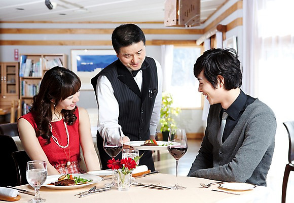 포토 JPG 해외기획촬영 접시 커플 여자 남자 꽃 행복 감정 음식 액자 술잔 의자 데이트 2010년일본 식탁 탁자 잔 책장 실내 사랑 스테이크 미소 웃음 사람 앉기 동양인 이벤트 상반신 옆모습 컵 세명 식당 레스토랑 와인 식사 다정 커튼 분위기 종업원 웨이터 직원 서빙 외식 국내포토 식물 직업 식기 뷰포인트 가구 컨셉 관계 모션 주류 서양음식 표정 인종 내부 상점 파일형식