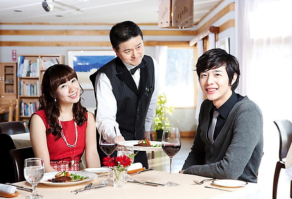 포토 JPG 해외기획촬영 접시 커플 여자 남자 꽃 행복 감정 음식 액자 술잔 의자 데이트 2010년일본 식탁 탁자 잔 책장 실내 사랑 스테이크 미소 웃음 사람 앉기 동양인 이벤트 상반신 앞모습 컵 세명 식당 레스토랑 와인 식사 다정 커튼 분위기 종업원 웨이터 직원 서빙 외식 국내포토 식물 직업 식기 뷰포인트 가구 컨셉 관계 모션 주류 서양음식 표정 인종 내부 상점 파일형식