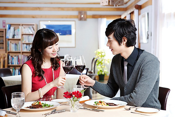 포토 JPG 해외기획촬영 접시 커플 여자 남자 꽃 행복 감정 음식 액자 술잔 의자 데이트 2010년일본 식탁 탁자 잔 책장 실내 사랑 스테이크 미소 웃음 사람 앉기 동양인 이벤트 상반신 두명 옆모습 컵 식당 레스토랑 와인 식사 다정 커튼 분위기 건배 외식 국내포토 식물 식기 뷰포인트 가구 컨셉 관계 모션 주류 서양음식 표정 인종 내부 상점 파일형식