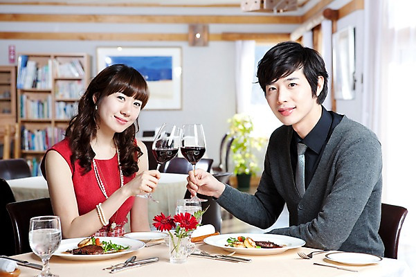 포토 JPG 해외기획촬영 접시 커플 여자 남자 꽃 행복 감정 음식 액자 술잔 의자 데이트 2010년일본 식탁 탁자 잔 책장 실내 사랑 스테이크 미소 웃음 사람 앉기 동양인 이벤트 상반신 두명 앞모습 컵 식당 레스토랑 와인 식사 다정 커튼 분위기 건배 외식 국내포토 식물 식기 뷰포인트 가구 컨셉 관계 모션 주류 서양음식 표정 인종 내부 상점 파일형식