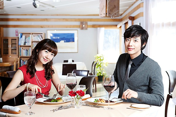포토 JPG 해외기획촬영 접시 커플 여자 남자 꽃 행복 감정 음식 액자 술잔 의자 데이트 2010년일본 식탁 탁자 잔 책장 실내 사랑 스테이크 미소 웃음 사람 앉기 동양인 이벤트 상반신 두명 앞모습 컵 식당 레스토랑 와인 식사 다정 커튼 분위기 외식 국내포토 식물 식기 뷰포인트 가구 컨셉 관계 모션 주류 서양음식 표정 인종 내부 상점 파일형식