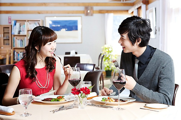 포토 JPG 해외기획촬영 접시 커플 응시 여자 남자 꽃 행복 감정 음식 액자 술잔 의자 데이트 2010년일본 식탁 탁자 잔 책장 실내 사랑 스테이크 미소 웃음 사람 앉기 동양인 이벤트 상반신 두명 옆모습 컵 마주보기 식당 레스토랑 와인 식사 다정 커튼 분위기 먹기 외식 국내포토 식물 식기 시선 뷰포인트 가구 컨셉 관계 모션 주류 서양음식 표정 인종 내부 상점 파일형식