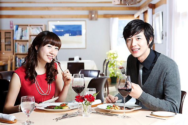 포토 JPG 해외기획촬영 접시 커플 여자 남자 꽃 행복 감정 음식 액자 포크 술잔 의자 데이트 2010년일본 식탁 탁자 잔 책장 실내 사랑 스테이크 미소 웃음 사람 앉기 동양인 이벤트 상반신 두명 앞모습 컵 식당 레스토랑 와인 식사 다정 커튼 분위기 먹기 외식 국내포토 식물 식기 뷰포인트 가구 컨셉 관계 모션 주류 서양음식 표정 인종 내부 상점 파일형식