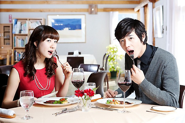 포토 JPG 해외기획촬영 접시 커플 여자 남자 꽃 행복 감정 음식 액자 포크 술잔 의자 데이트 2010년일본 식탁 탁자 잔 책장 실내 사랑 스테이크 사람 앉기 동양인 이벤트 상반신 두명 앞모습 컵 식당 레스토랑 와인 식사 다정 커튼 분위기 먹기 외식 국내포토 식물 식기 뷰포인트 가구 컨셉 관계 모션 주류 서양음식 인종 내부 상점 파일형식