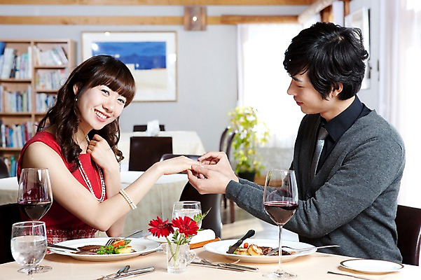 포토 JPG 해외기획촬영 접시 커플 여자 남자 꽃 행복 감정 음식 액자 프로포즈 술잔 의자 데이트 장신구 2010년일본 식탁 탁자 잔 책장 실내 선물 사랑 스테이크 미소 웃음 사람 앉기 동양인 이벤트 상반신 두명 옆모습 컵 식당 레스토랑 와인 식사 다정 반지 커튼 분위기 보석 외식 국내포토 식물 식기 뷰포인트 가구 컨셉 관계 모션 주류 서양음식 표정 인종 내부 상점 광석 파일형식