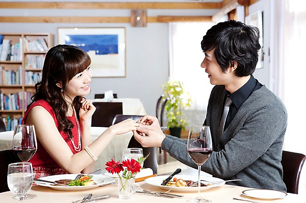 포토 JPG 해외기획촬영 접시 커플 응시 여자 남자 꽃 행복 감정 음식 액자 프로포즈 술잔 의자 데이트 장신구 2010년일본 식탁 탁자 잔 책장 실내 선물 사랑 스테이크 미소 웃음 사람 앉기 동양인 이벤트 상반신 두명 옆모습 컵 마주보기 식당 레스토랑 와인 식사 다정 반지 커튼 분위기 보석 외식 국내포토 식물 식기 시선 뷰포인트 가구 컨셉 관계 모션 주류 서양음식 표정 인종 내부 상점 광석 파일형식