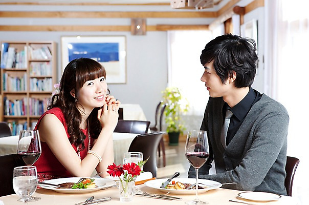 포토 JPG 해외기획촬영 접시 커플 응시 여자 남자 꽃 행복 감정 음식 액자 술잔 의자 데이트 2010년일본 식탁 탁자 잔 책장 실내 사랑 스테이크 미소 웃음 사람 앉기 동양인 이벤트 상반신 두명 옆모습 컵 식당 레스토랑 와인 식사 다정 커튼 분위기 외식 국내포토 식물 식기 시선 뷰포인트 가구 컨셉 관계 모션 주류 서양음식 표정 인종 내부 상점 파일형식