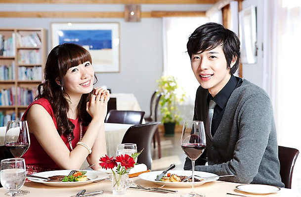 포토 JPG 해외기획촬영 접시 커플 여자 남자 꽃 행복 감정 음식 액자 술잔 의자 데이트 2010년일본 식탁 탁자 잔 책장 실내 사랑 스테이크 미소 웃음 사람 앉기 동양인 이벤트 상반신 두명 옆모습 컵 식당 레스토랑 와인 식사 다정 커튼 분위기 외식 국내포토 식물 식기 뷰포인트 가구 컨셉 관계 모션 주류 서양음식 표정 인종 내부 상점 파일형식