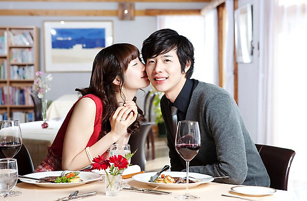 포토 JPG 해외기획촬영 접시 커플 여자 남자 꽃 행복 감정 음식 액자 와인잔 술잔 의자 데이트 2010년일본 식탁 탁자 잔 책장 키스 실내 사랑 스테이크 미소 웃음 사람 앉기 동양인 이벤트 상반신 두명 옆모습 컵 식당 레스토랑 와인 식사 다정 커튼 분위기 외식 국내포토 식물 식기 뷰포인트 가구 컨셉 관계 모션 주류 서양음식 표정 인종 내부 상점 애정표현 파일형식