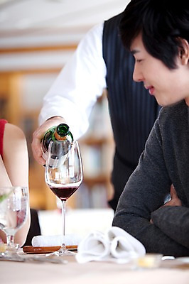 포토 JPG 해외기획촬영 커플 응시 여자 남자 행복 감정 와인잔 술잔 데이트 2010년일본 식탁 탁자 잔 실내 사랑 미소 웃음 들기 사람 앉기 동양인 이벤트 상반신 옆모습 컵 세명 식당 레스토랑 와인 식사 다정 분위기 붓기 웨이터 건배 외식 국내포토 직업 식기 시선 뷰포인트 가구 컨셉 관계 모션 주류 표정 인종 내부 상점 파일형식