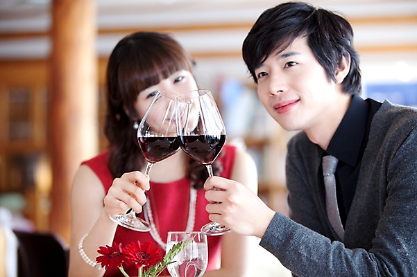 포토 JPG 해외기획촬영 커플 응시 여자 남자 꽃 행복 감정 와인잔 술잔 데이트 2010년일본 식탁 탁자 잔 실내 사랑 미소 웃음 들기 사람 앉기 동양인 이벤트 상반신 두명 앞모습 컵 식당 레스토랑 와인 식사 다정 분위기 건배 외식 국내포토 식물 식기 시선 뷰포인트 가구 컨셉 관계 모션 주류 표정 인종 내부 상점 파일형식