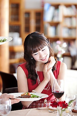 포토 JPG 해외기획촬영 그릇 접시 여자 음식 포크 와인잔 술잔 2010년일본 잔 실내 사랑 스테이크 요리 한명 미소 웃음 사람 앉기 동양인 이벤트 상반신 20대 성인 앞모습 컵 식당 레스토랑 와인 식사 종업원 웨이터 직원 서빙 여자만 여자한명만 성인여자만 청년만 청년여자만 성인한명만 청년여자한명만 성인여자한명만 성인만 혼족 국내포토 직업 1 식기 감정 뷰포인트 모션 주류 서양음식 표정 인종 청년 내부 상점 싱글라이프 파일형식