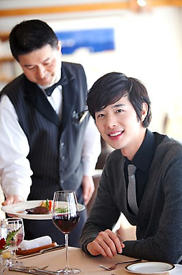 포토 JPG 해외기획촬영 그릇 접시 남자 음식 포크 와인잔 술잔 2010년일본 잔 실내 사랑 스테이크 요리 미소 웃음 사람 앉기 동양인 이벤트 상반신 두명 앞모습 컵 식당 레스토랑 와인 식사 종업원 웨이터 직원 서빙 남자만 국내포토 직업 식기 감정 뷰포인트 모션 주류 서양음식 표정 인종 내부 상점 파일형식