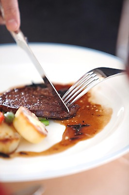 포토 JPG 해외기획촬영 그릇 접시 음식 포크 채소 2010년일본 서양음식 실내 스테이크 요리 동양인 레스토랑 식사 양념 나이프 국내포토 식기 인종 내부 식당 칼 파일형식