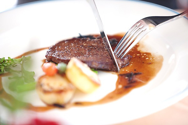 포토 JPG 해외기획촬영 그릇 접시 음식 포크 채소 2010년일본 서양음식 실내 스테이크 요리 사람없음 레스토랑 식사 양념 나이프 국내포토 식기 내부 식당 칼 파일형식