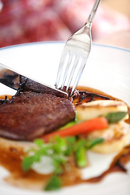 포토 JPG 해외기획촬영 그릇 접시 음식 포크 채소 2010년일본 서양음식 실내 스테이크 요리 사람없음 레스토랑 식사 양념 나이프 국내포토 식기 내부 식당 칼 파일형식