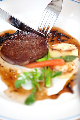 포토 JPG 해외기획촬영 그릇 접시 음식 포크 채소 2010년일본 서양음식 실내 스테이크 요리 사람없음 레스토랑 식사 양념 나이프 국내포토 식기 내부 식당 칼 파일형식