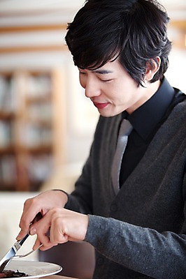 포토 JPG 해외기획촬영 접시 남자 감정 음식 포크 2010년일본 실내 사랑 스테이크 한명 웃음 사람 앉기 동양인 이벤트 상반신 20대 성인 옆모습 식당 레스토랑 식사 나이프 칼질 외식 남자만 남자한명만 성인남자만 청년만 청년남자만 청년남자한명만 성인한명만 성인남자한명만 성인만 혼족 국내포토 1 식기 뷰포인트 모션 서양음식 표정 인종 청년 내부 상점 칼 싱글라이프 파일형식