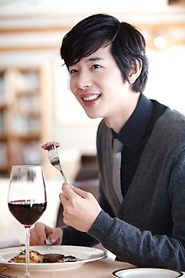 포토 JPG 해외기획촬영 접시 남자 감정 음식 포크 와인잔 2010년일본 잔 실내 사랑 스테이크 한명 웃음 사람 앉기 동양인 이벤트 상반신 20대 성인 옆모습 컵 식당 레스토랑 와인 식사 외식 남자만 남자한명만 성인남자만 청년만 청년남자만 청년남자한명만 성인한명만 성인남자한명만 성인만 혼족 국내포토 1 식기 뷰포인트 술잔 모션 주류 서양음식 표정 인종 청년 내부 상점 싱글라이프 파일형식