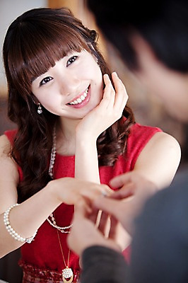 포토 JPG 해외기획촬영 커플 여자 기념일 남자 행복 감정 프로포즈 데이트 장신구 2010년일본 실내 선물 사랑 웃음 사람 앉기 동양인 이벤트 상반신 두명 앞모습 레스토랑 식사 다정 반지 분위기 국내포토 뷰포인트 컨셉 관계 모션 표정 인종 내부 식당 파일형식