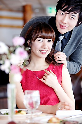 포토 JPG 해외기획촬영 접시 커플 여자 기념일 남자 꽃 행복 감정 음식 프로포즈 와인잔 데이트 목걸이 장신구 2010년일본 식탁 탁자 잔 실내 선물 사랑 미소 웃음 사람 앉기 동양인 이벤트 상반신 두명 앞모습 레스토랑 식사 다정 분위기 국내포토 식물 식기 뷰포인트 가구 컨셉 술잔 관계 모션 표정 인종 내부 식당 파일형식