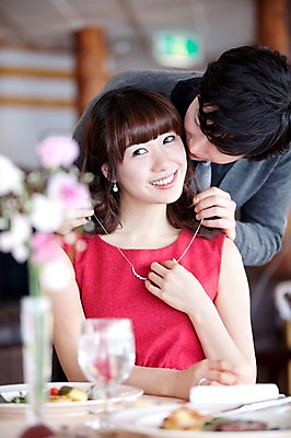 포토 JPG 해외기획촬영 접시 커플 여자 기념일 남자 꽃 행복 감정 음식 프로포즈 와인잔 데이트 목걸이 장신구 2010년일본 식탁 탁자 잔 실내 선물 사랑 미소 웃음 사람 앉기 동양인 이벤트 상반신 두명 앞모습 레스토랑 식사 다정 분위기 국내포토 식물 식기 뷰포인트 가구 컨셉 술잔 관계 모션 표정 인종 내부 식당 파일형식