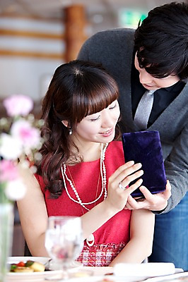 포토 JPG 해외기획촬영 접시 커플 여자 기념일 남자 꽃 행복 감정 음식 프로포즈 와인잔 데이트 장신구 2010년일본 식탁 탁자 잔 실내 선물 사랑 미소 웃음 사람 앉기 동양인 이벤트 상반신 두명 앞모습 레스토랑 식사 다정 분위기 국내포토 식물 식기 뷰포인트 가구 컨셉 술잔 관계 모션 표정 인종 내부 식당 파일형식