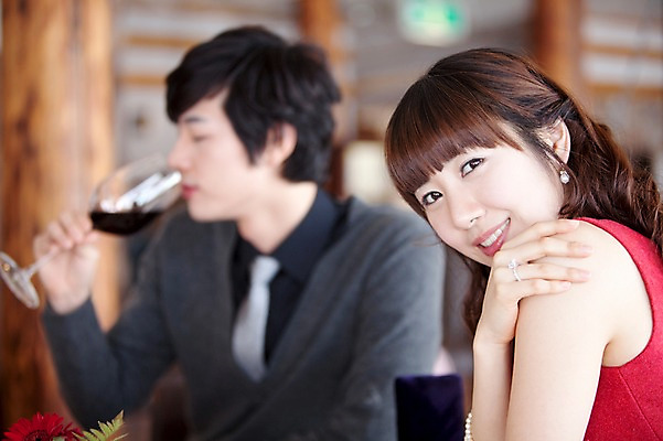 포토 JPG 해외기획촬영 커플 여자 남자 행복 감정 와인잔 술잔 데이트 2010년일본 잔 실내 사랑 미소 웃음 사람 앉기 동양인 이벤트 상반신 두명 옆모습 레스토랑 와인 식사 다정 마시기 분위기 국내포토 식기 뷰포인트 컨셉 관계 모션 주류 표정 인종 내부 식당 파일형식