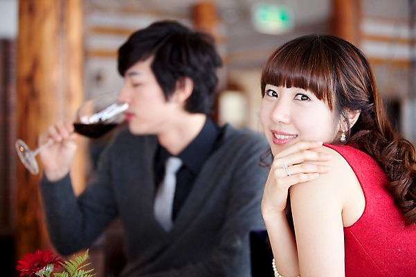 포토 JPG 해외기획촬영 커플 여자 남자 행복 감정 와인잔 술잔 데이트 2010년일본 잔 실내 사랑 미소 웃음 사람 앉기 동양인 이벤트 상반신 두명 옆모습 레스토랑 와인 식사 다정 마시기 분위기 국내포토 식기 뷰포인트 컨셉 관계 모션 주류 표정 인종 내부 식당 파일형식