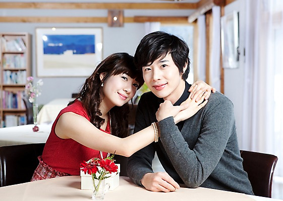 포토 JPG 해외기획촬영 커플 여자 남자 꽃 행복 감정 액자 의자 데이트 2010년일본 포옹 식탁 탁자 책장 실내 사랑 미소 웃음 사람 앉기 동양인 이벤트 상반신 두명 앞모습 식당 레스토랑 식사 다정 커튼 분위기 국내포토 식물 뷰포인트 가구 컨셉 관계 안기 모션 표정 인종 내부 상점 파일형식